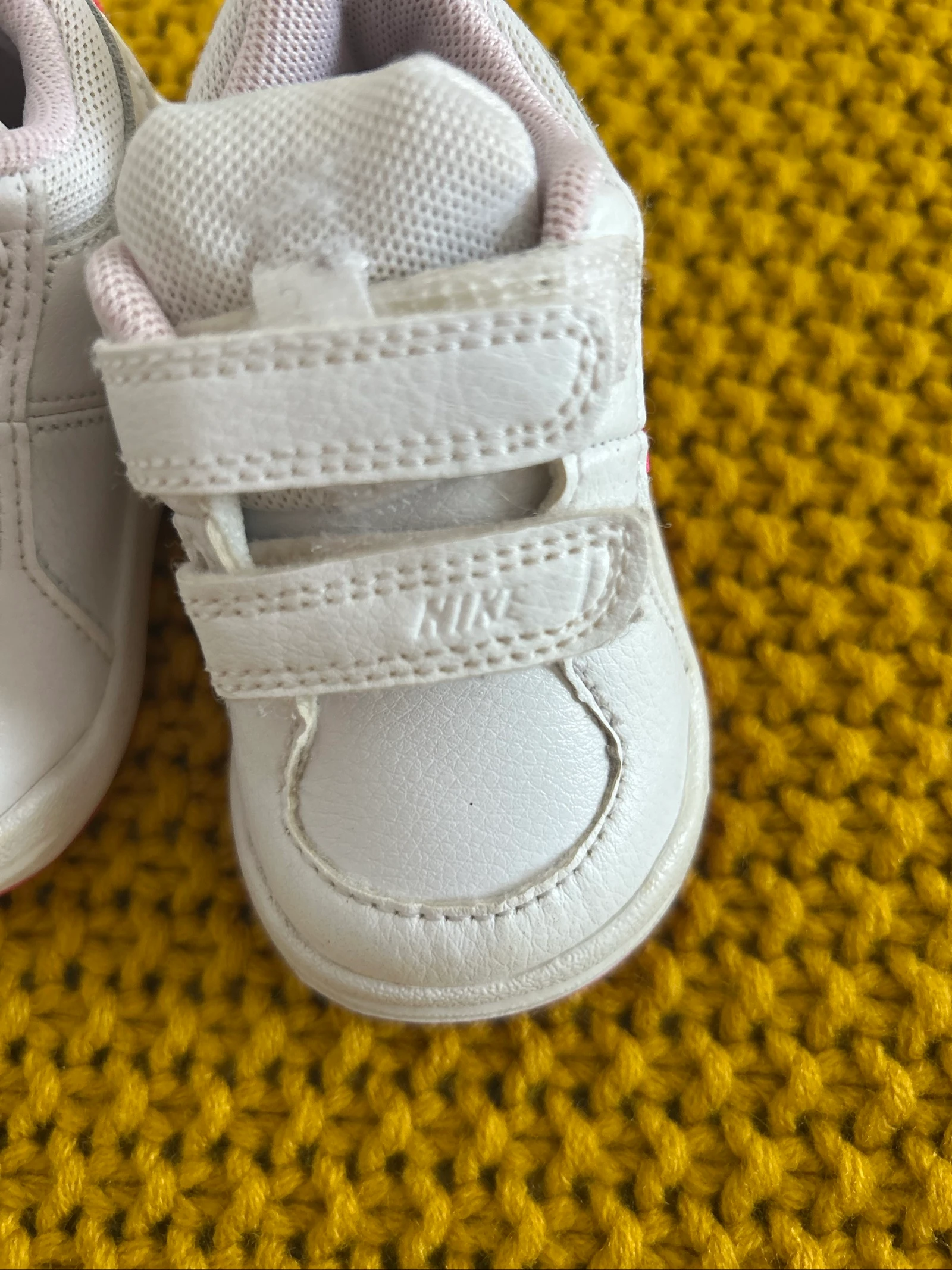 Zapatillas Nike para bebé blancas y rosas – Talla 18.5 – photo 4
